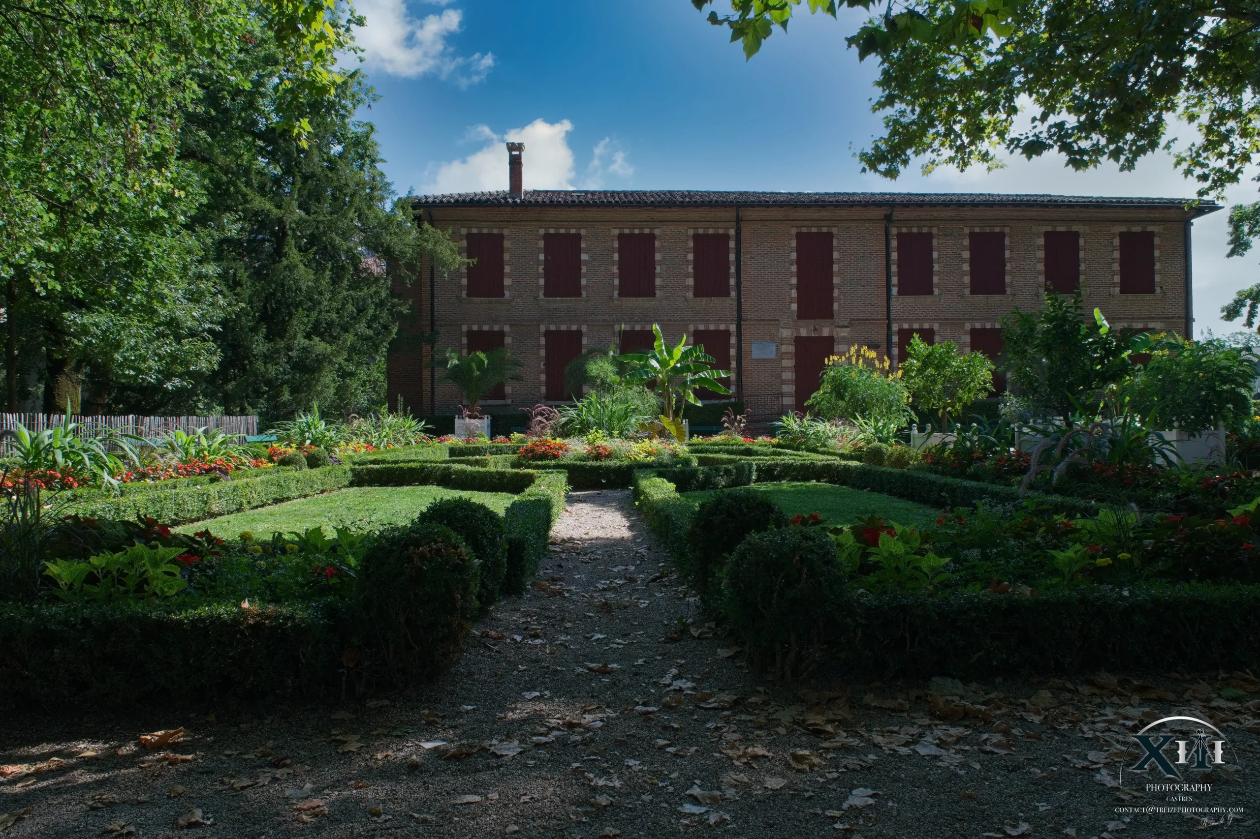 Centre-culture-albigeois-parc-Rochegude Centre culturel albigeois situé dans le parc Rochegude à Albi, bâtiment moderne entouré de verdure.