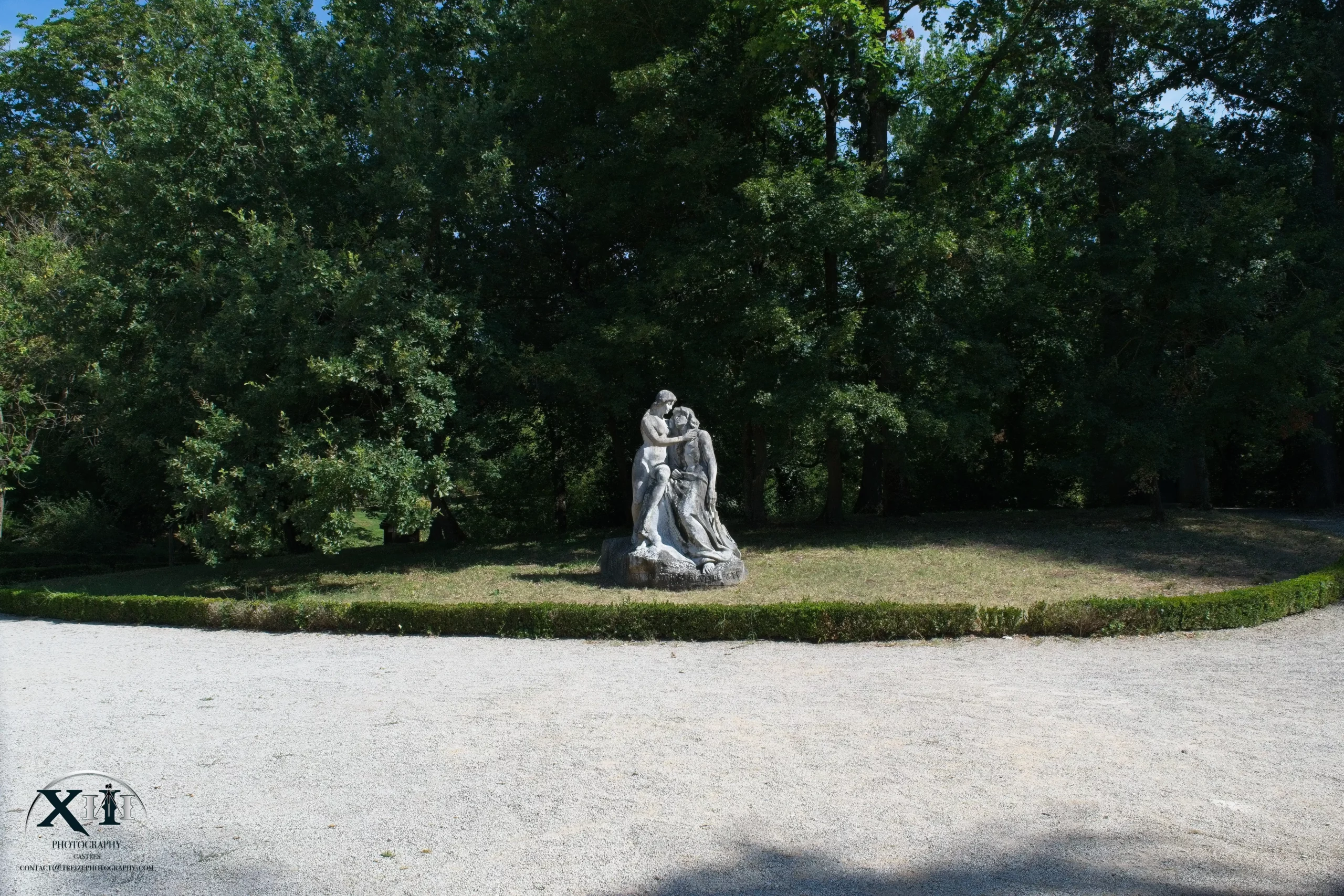 Muse-consolatrice-rêve-poète-Albi Muse poétique au regard rêveur à Albi.