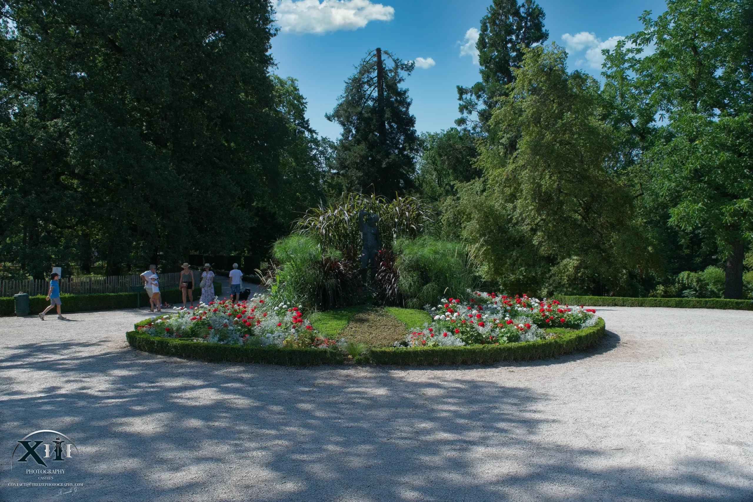 Parc-Rochegude-Albi-Tarn-Occitanie Parc Rochegude à Albi, allée arborée avec bassin central et statues, espace vert emblématique du Tarn en Occitanie.
