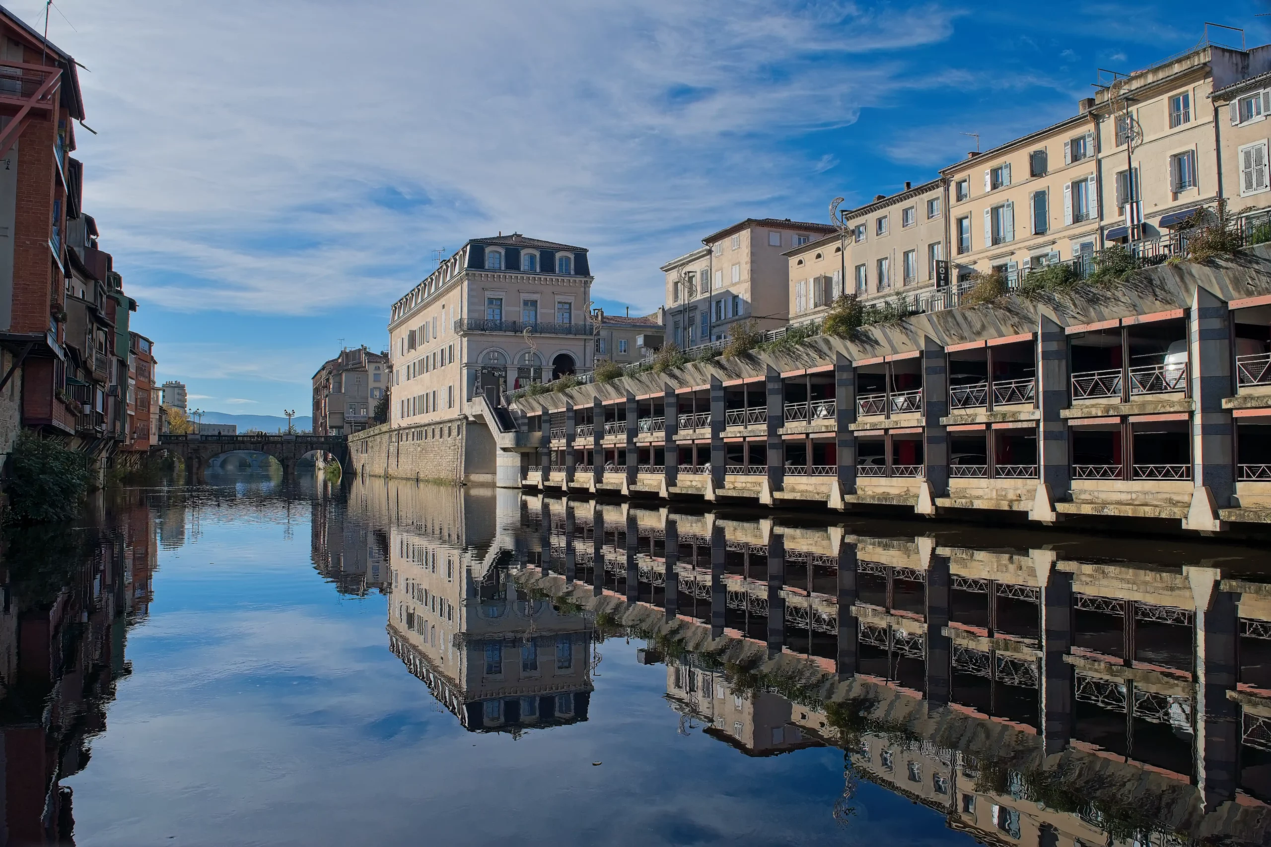 Arcades-patrimoine-photo-castres Les Arcades vu depuis l'Agout patrimoine à Castres - Photographe professionnel à Castres.