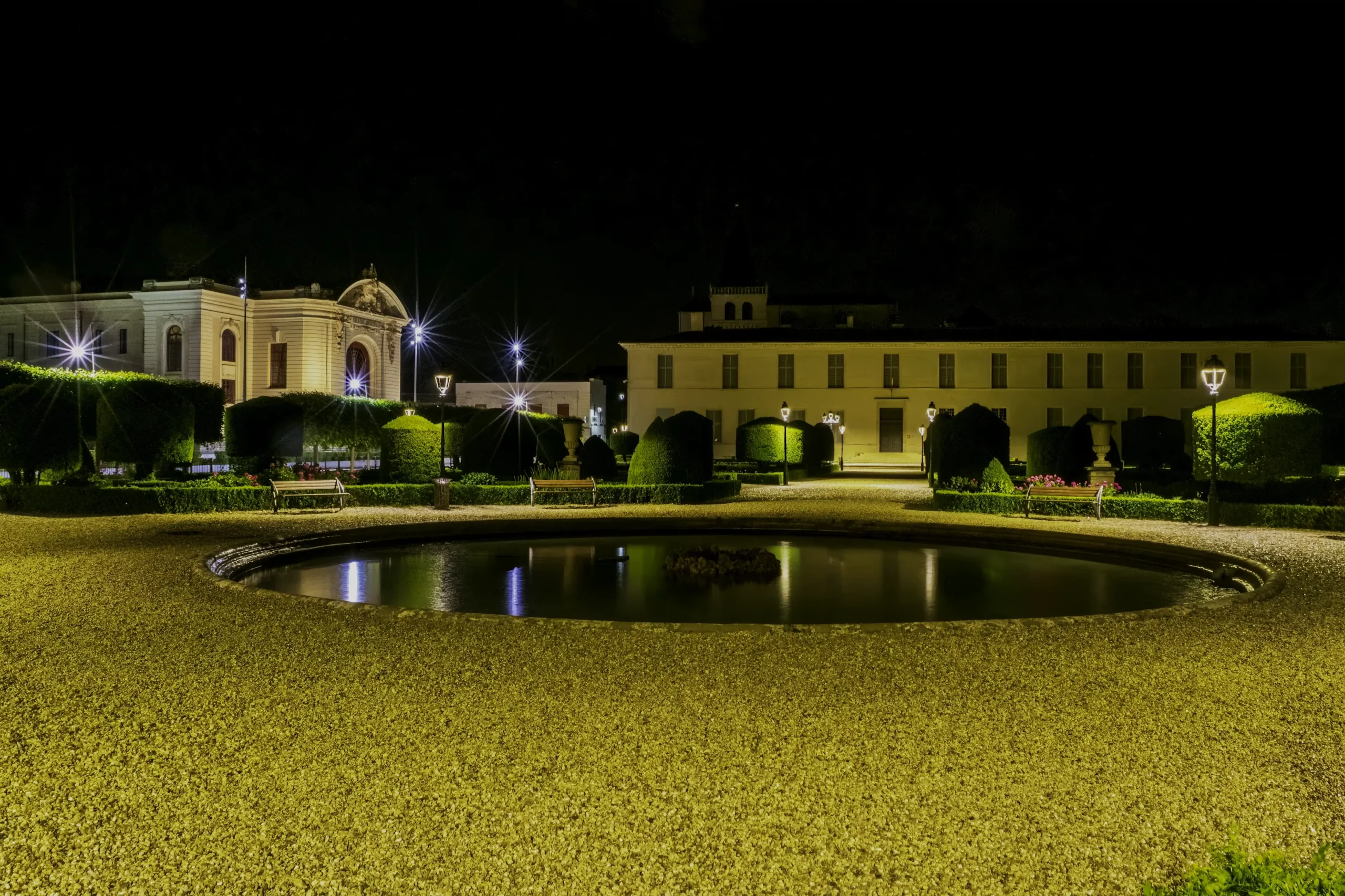 Évêché-théâtre-photo-nuit-Castres Le théâtre municipal et le musé Goya de nuit à Castres - Photographe professionnel à Castres.