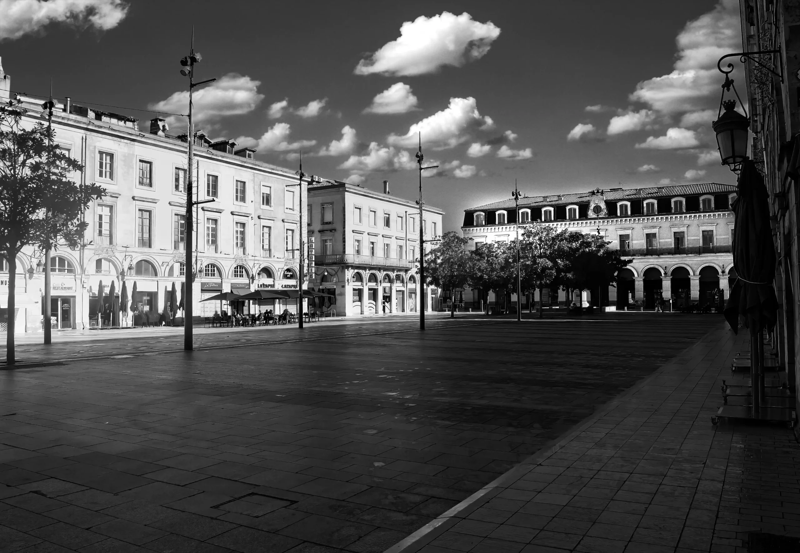 Place-jean-Jaurès-Photo-noir-blanc La place Jean Jaurès en noir et blanc à Castres - Photographe professionnel à Castres.