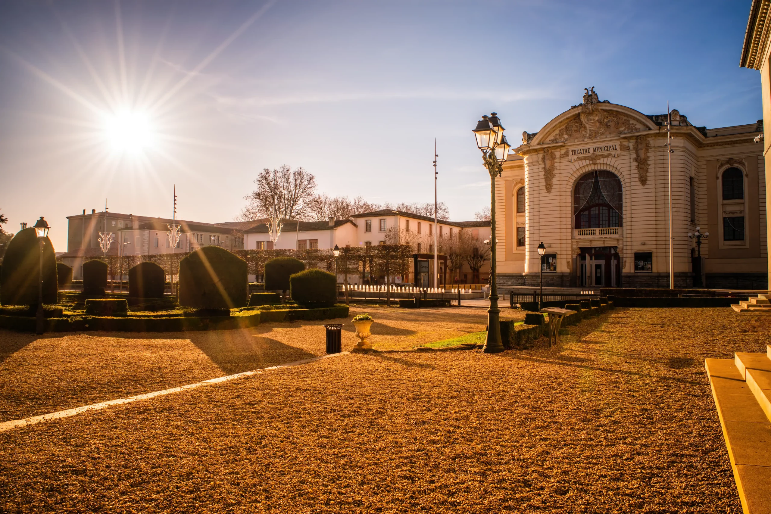 Théatre-municipal-soleil-étoile-photo-Castres Théâtre Municipal ville de Castres au soleil rasant - Photographe professionnel à Castres.