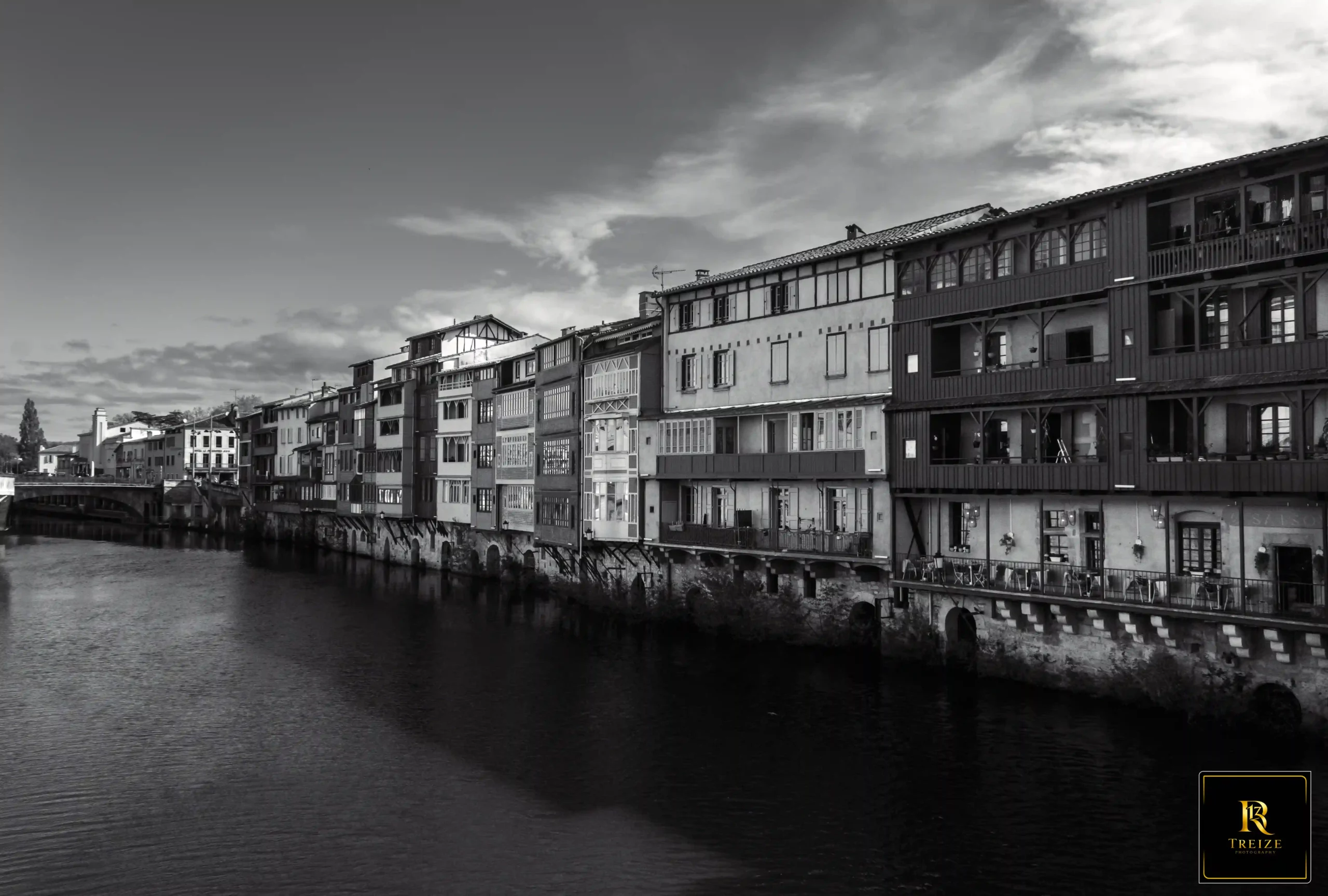 ombre-lumiere-architecture-urbaine-maisons-agout Photographie urbaine noir et blanc mettant en valeur les contrastes de lumière