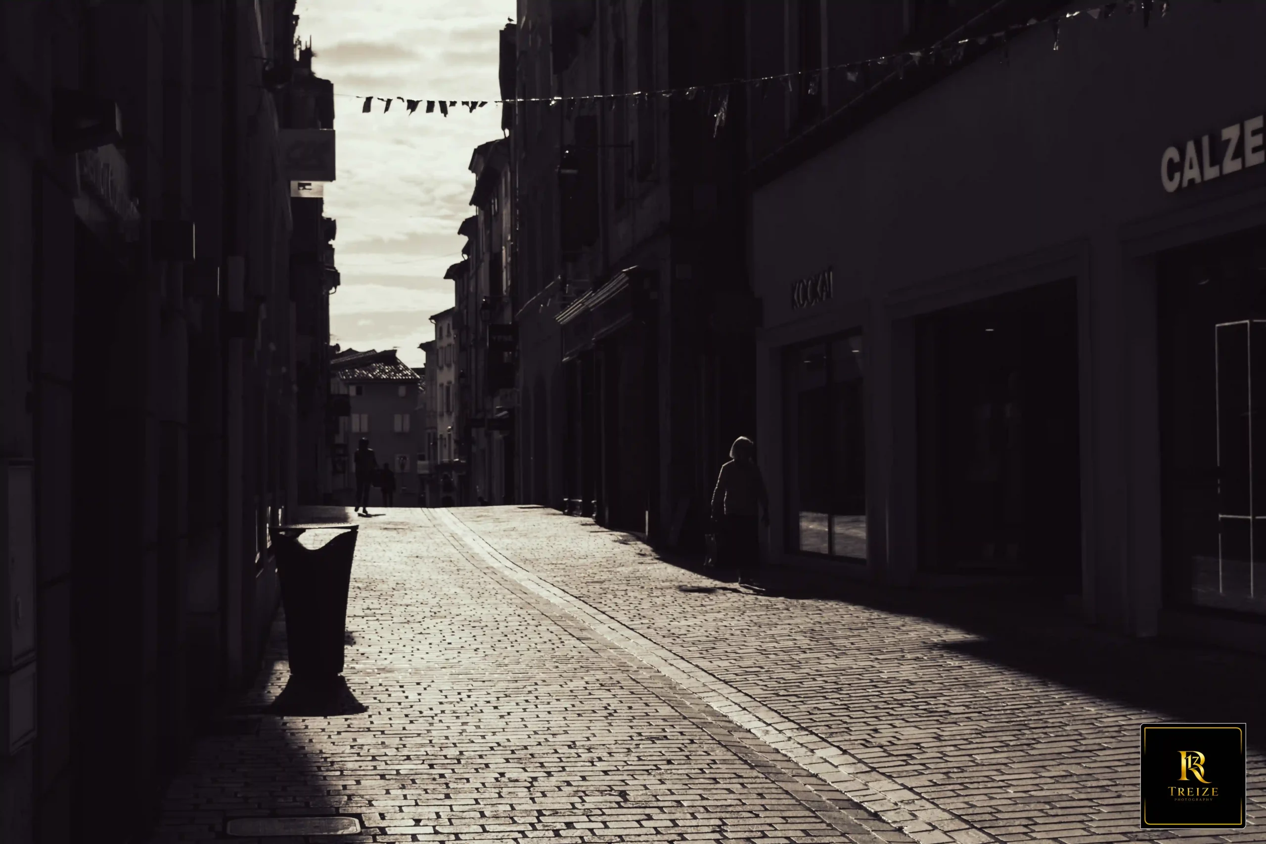 silhouette-contrejour-noir-blanc-castres Silhouette en contre-jour avec fort contraste lumineux en photographie noir et blanc