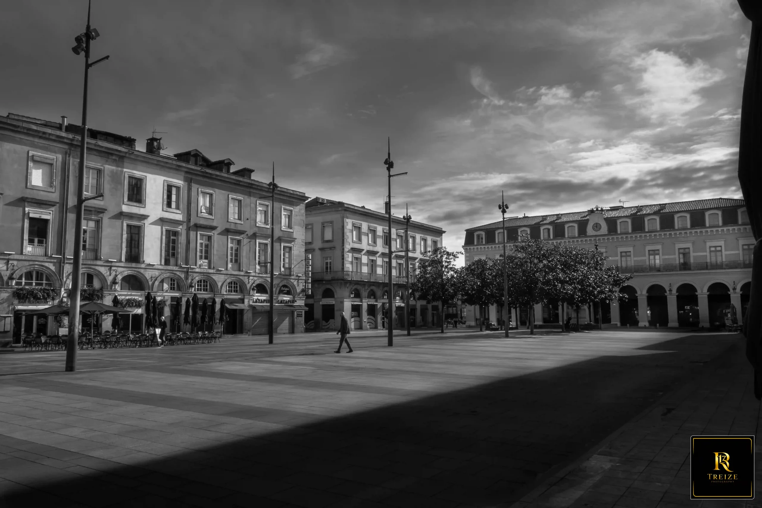 street-photography-passant-ville-castres Street photography noir et blanc avec passant dans une rue animée
