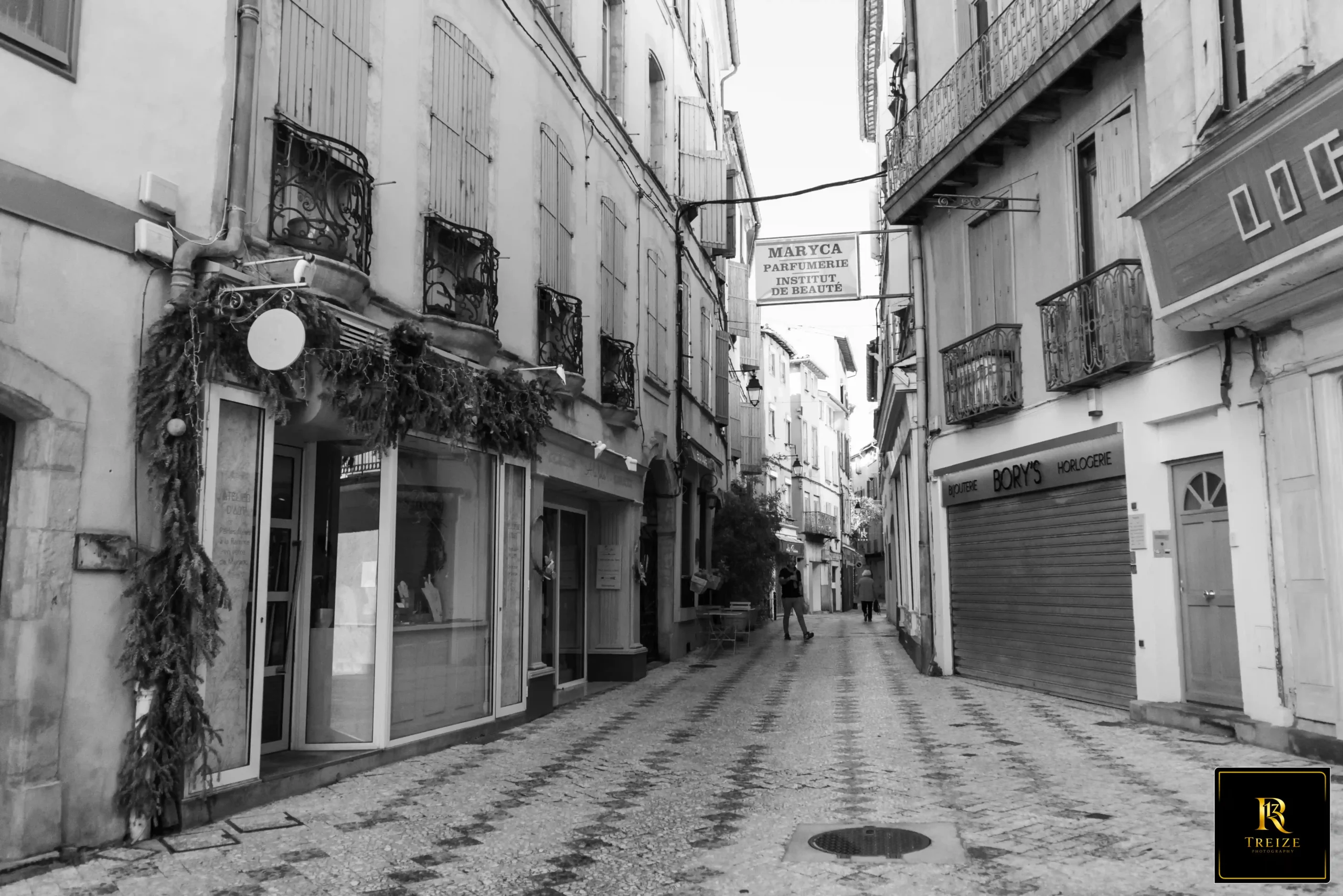 vie-urbaine-noir-blanc-centre-ville Photographie noir et blanc illustrant la vie urbaine en centre-ville