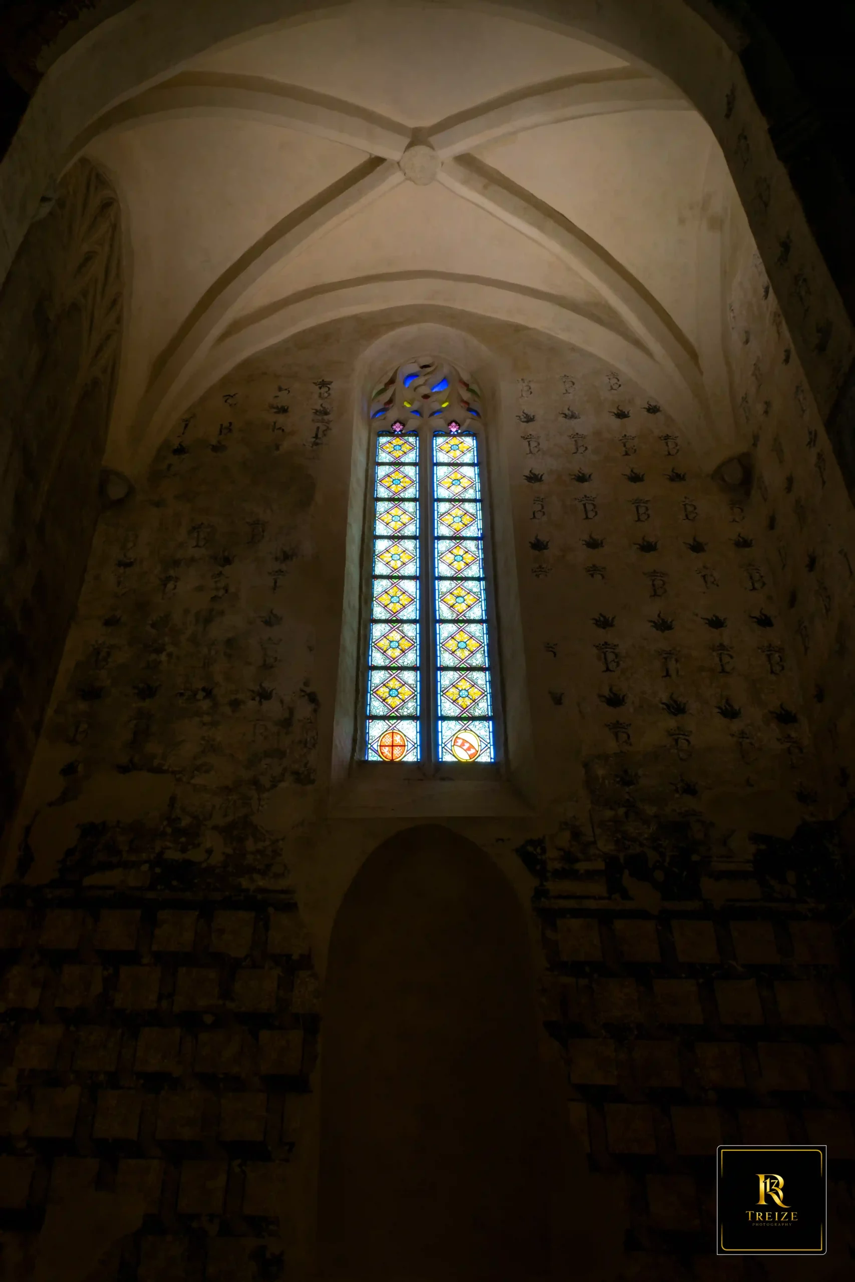 vitrail-collegiale-saint-salvi-albi Vitrail de la Collégiale Saint-Salvi à Albi en photographie architecturale
